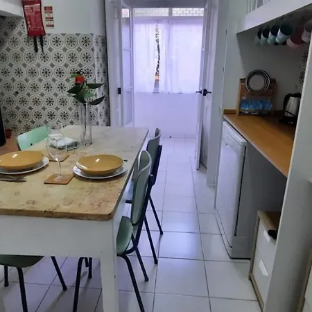 Apartment Sunny Terrace Apt, Close To Downtown! 2 Bedroom Flat *