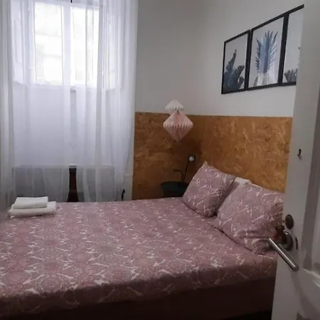 Sunny Terrace Apt, Close To Downtown! 2 Bedroom Flat Apartment *